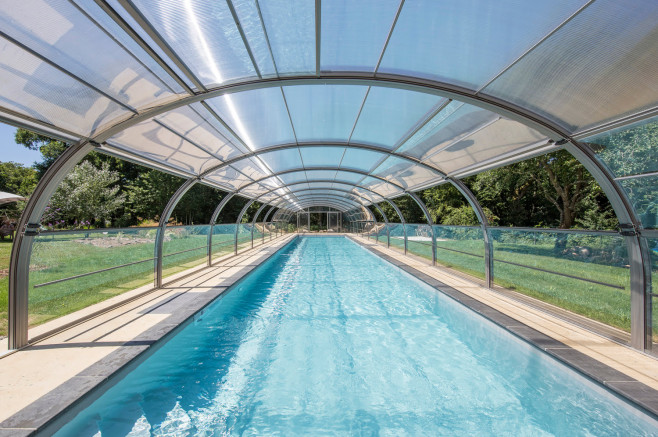 Abris de piscine hauts cintré adossé
