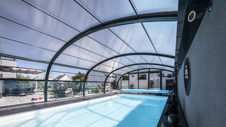 Abri de piscine haut cintré mural