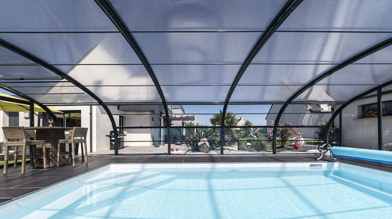 Abri de piscine haut cintré mural