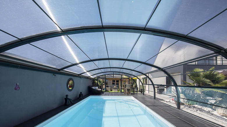 Abri de piscine haut cintré mural