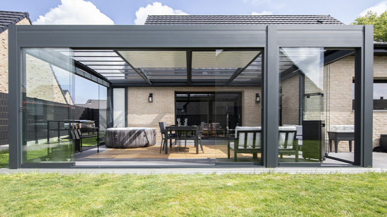 Pergola bioclimatique à toiture ouvrante