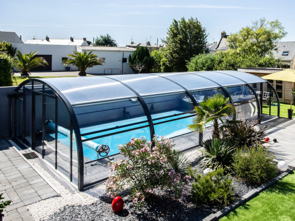 Abris de piscine haut cintré mural