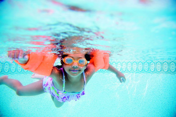 enfant dans la piscine