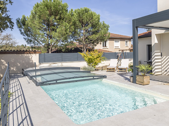Abri de piscine ultra bas_ côté