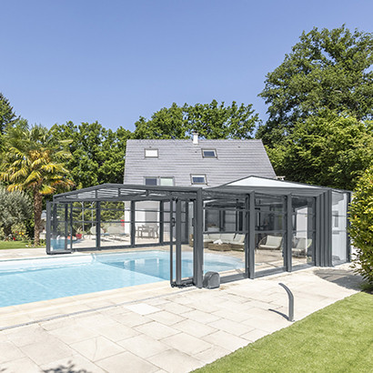 Abri de piscine haut angulaire adossé