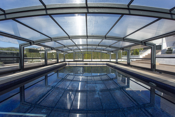 Abri de piscine mi-haut