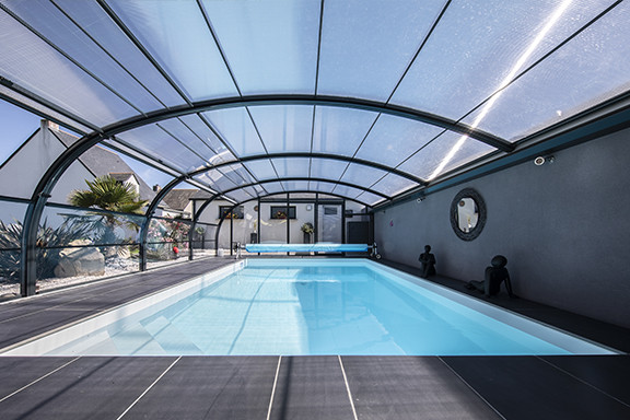 Abri de piscine haut cintré mural