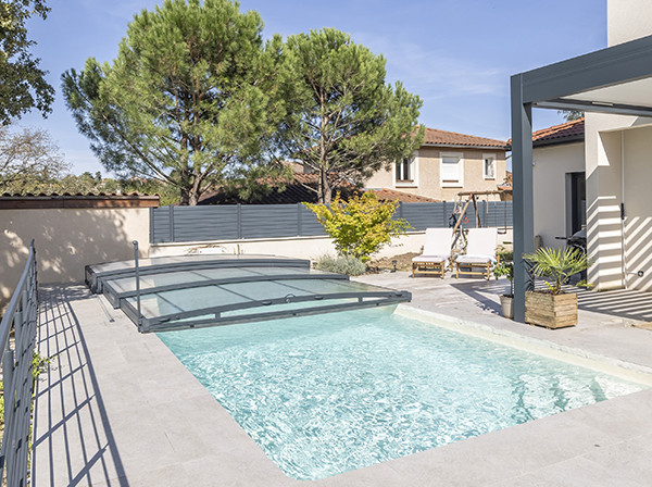 Abri de piscine ultra bas_ côté