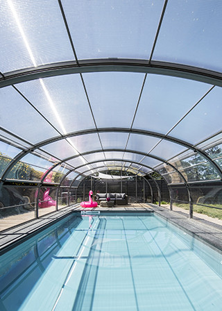 Abri de piscine haut cintré indépendant