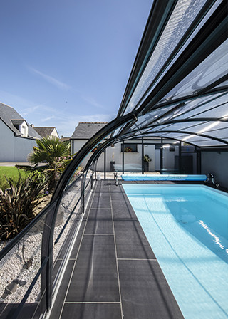 Abri de piscine haut cintré mural