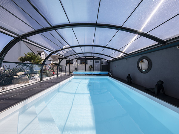 Abri de piscine haut cintré mural