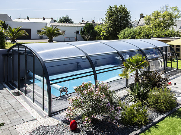 Abri de piscine haut cintré mural