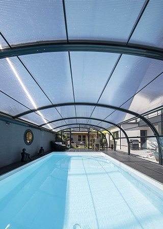 Abri de piscine haut cintré mural