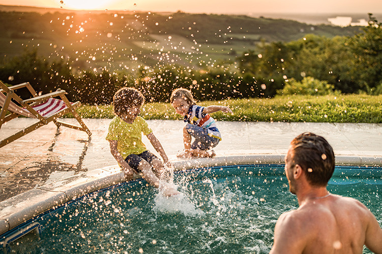 Image famille dans piscine